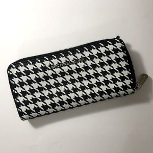 Michael Kors Large Houndstooth Jet Set Wallet